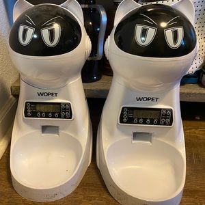 Automatic cat feeder